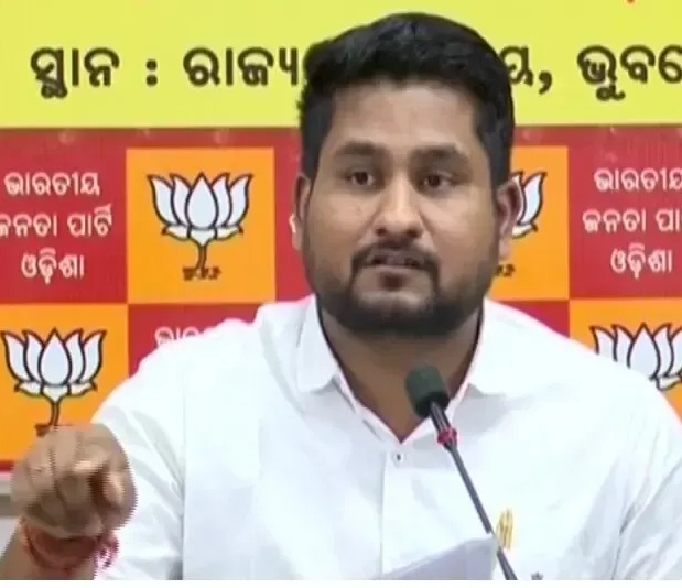 ବାସଭବନରୁ ଭଦ୍ରକ ଜିଲ୍ଲାପାଳଙ୍କ କାର୍ଯ୍ୟାଳୟକୁ ଚାଲି ଚାଲି ଆସି