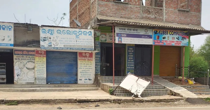 ଅଜଣା ଗାଡ଼ି ଧକ୍କାରେ ମାନସିକ ସନ୍ତୁଳନ ହରାଇଥିବା ଯୁବକ ଗୁରୁତର, ଦେବଦୂତ ସାଜିଲେ ପୂର୍ବତନ ସରପଞ୍ଚ
