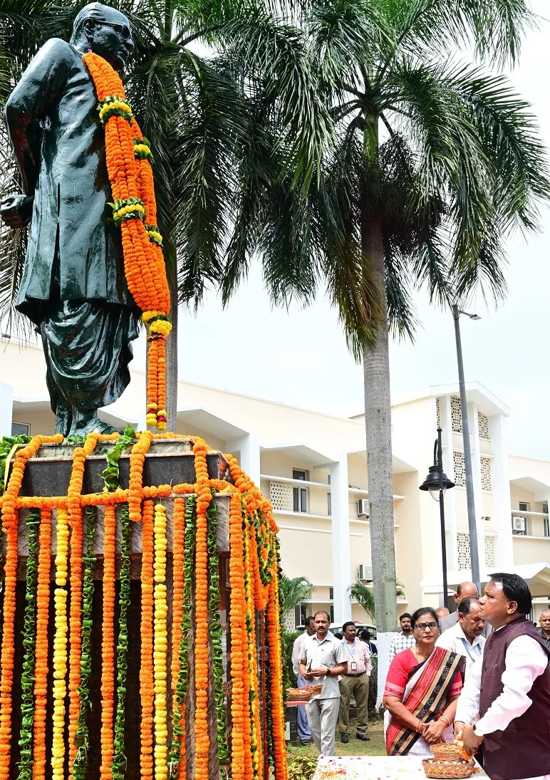 ବିଧାନସଭା ପରିସରରେ ମୁଖ୍ୟମନ୍ତ୍ରୀ ମୋହନ ଚରଣ ମାଝୀଙ୍କ ବିଜୁ ପ�