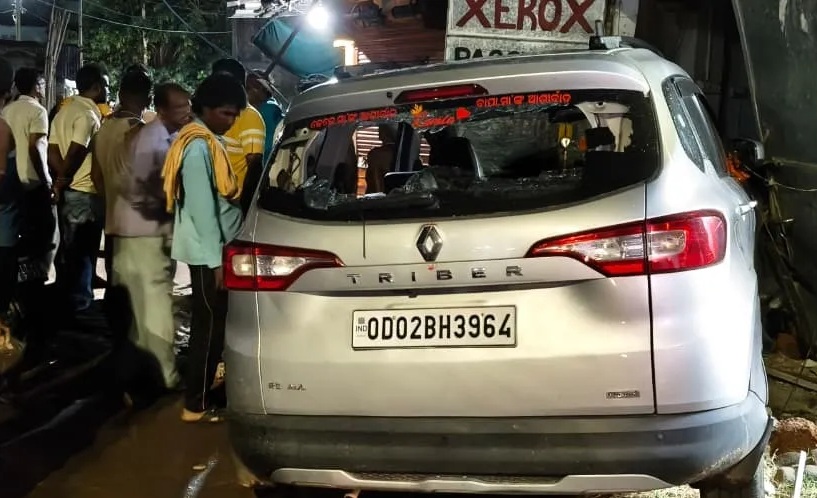 ଦୋକାନ ଭିତରେ ପଶିଗଲା ଦ୍ରୁତଗାମୀ କାର;  ୩ ଆହତଙ୍କ ମଧ୍ୟରୁ ୨ ଗୁରୁତର